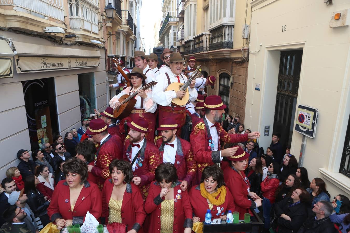 Coros e ilegales animan el Domingo de Piñata