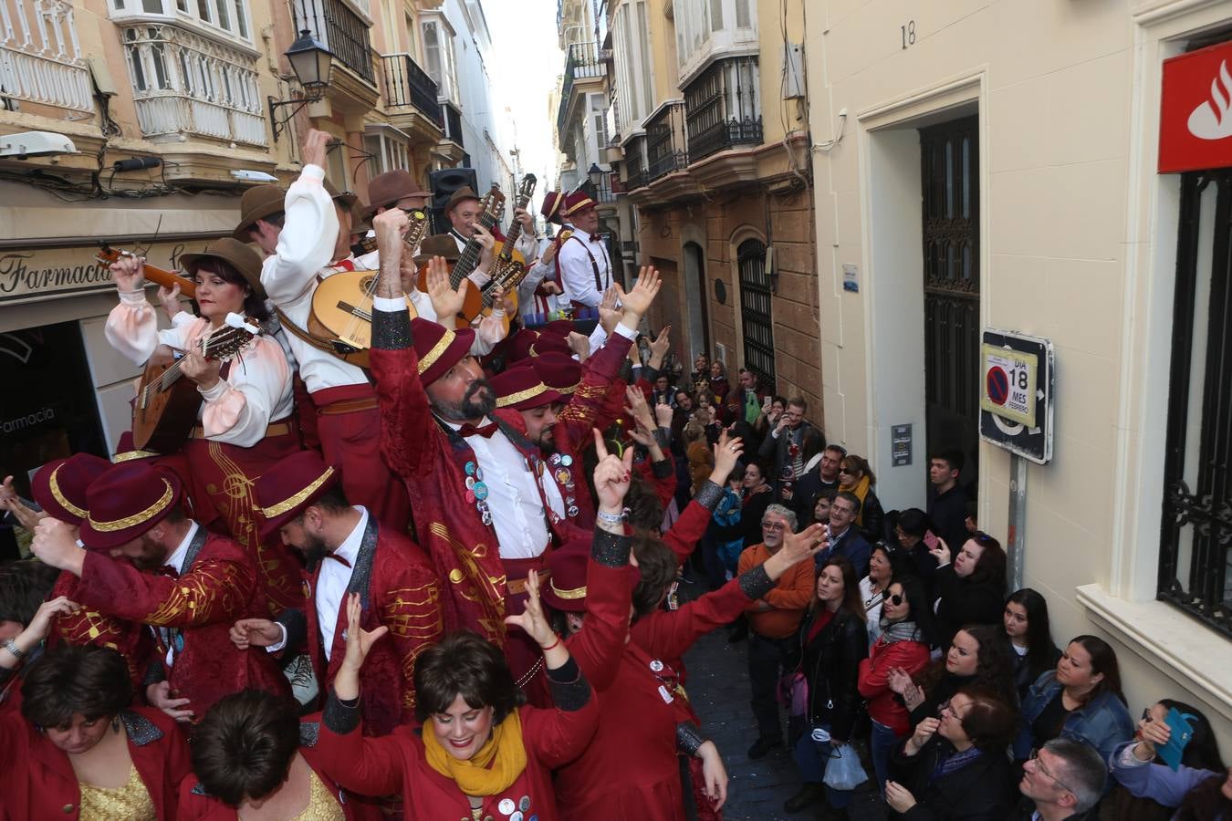 Coros e ilegales animan el Domingo de Piñata