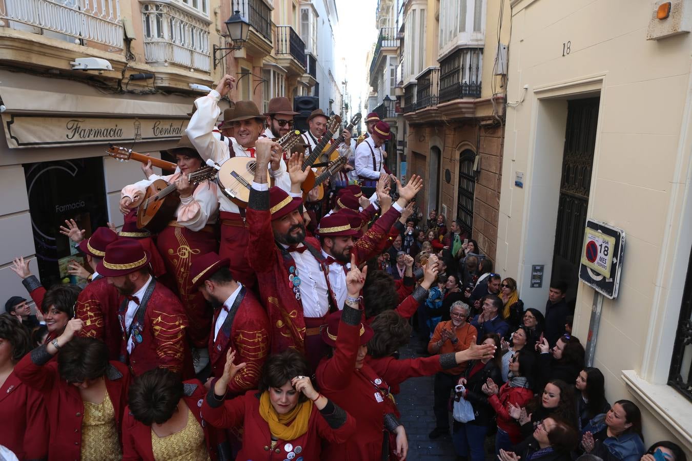 Coros e ilegales animan el Domingo de Piñata