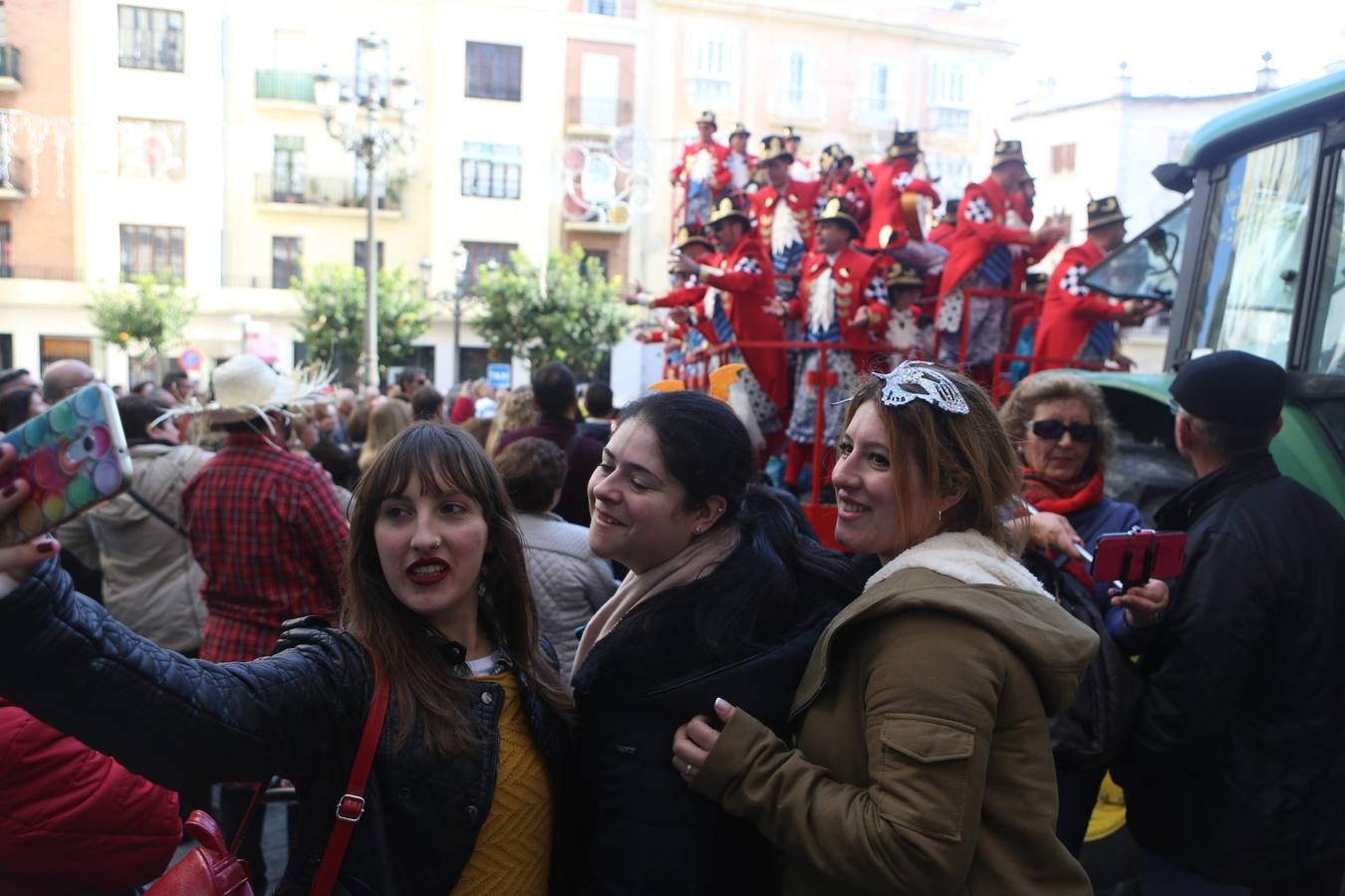 Coros e ilegales animan el Domingo de Piñata