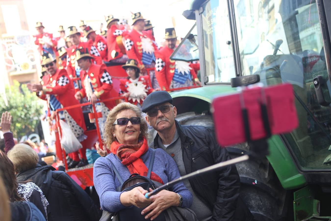 Coros e ilegales animan el Domingo de Piñata