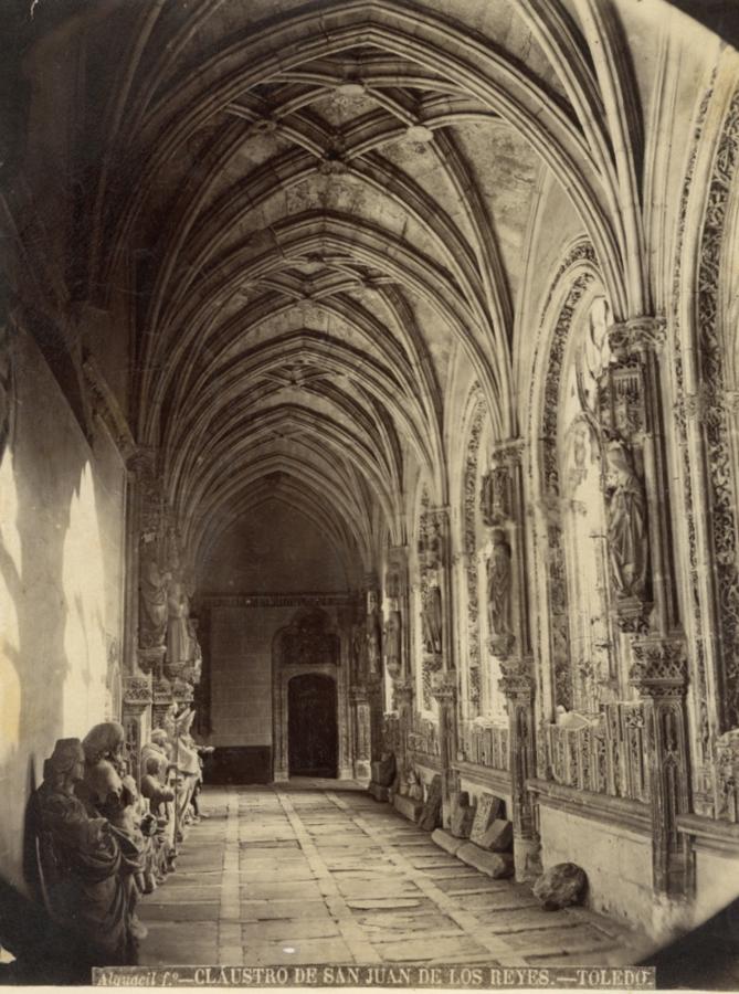 Lápidas y esculturas en San Juan de los Reyes hacia 1880. Foto Alguacil. Archivo Municipal de Toledo. 