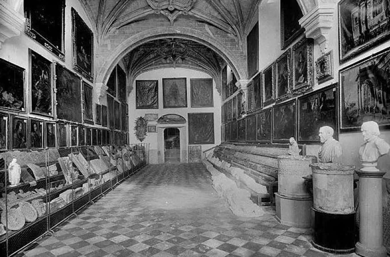 Primera sala del Museo Provincial en San Juan de los Reyes Foto de León &amp; Levi hacia 1886. 