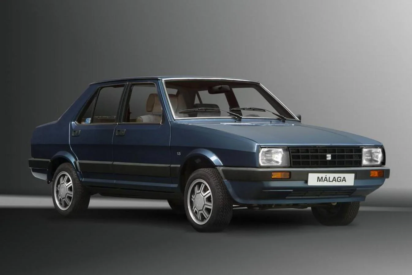 Entre 1985 y 1991 SEAT fabricó el Málaga, una versión con 4 puertas del Ibiza. Fueron 232.000 unidades, a un precio básico de 1.019.000 pesetas.