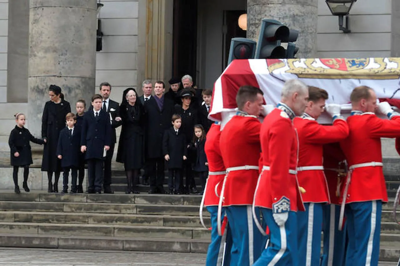 La Familia Real danesa despide al Príncipe Enrique en un solemne funeral