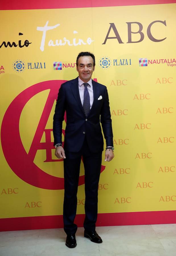 El diestro Manuel Jesús El Cid posa a su llegada a la entrega del X Premio Taurino ABC, otorgado a la infanta Elena.. 
