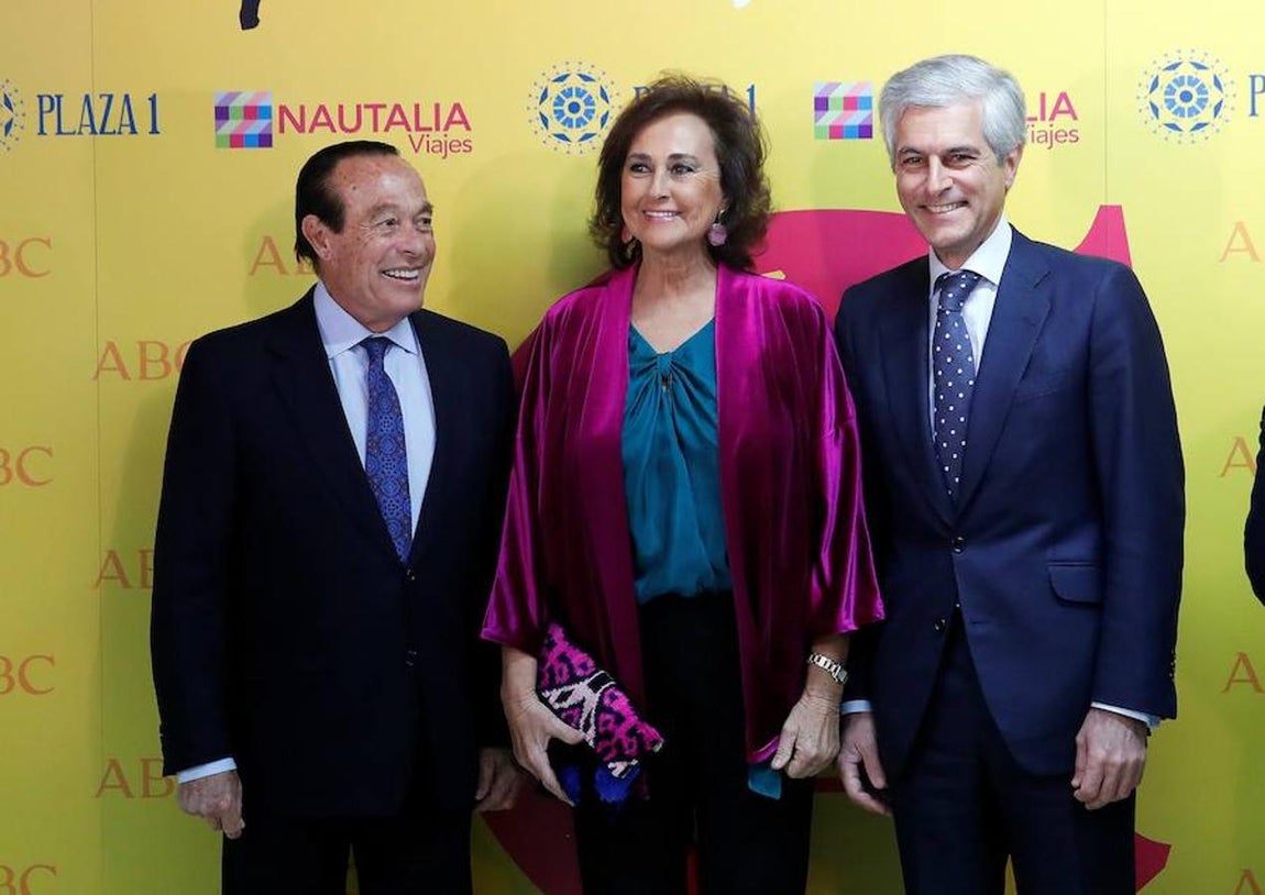 El diestro Curro Romero (izda), su esposa Carmen Tello y Adolfo Suárez Illana posan a su llegada a la entrega del X Premio Taurino ABC, otorgado a la infanta Elena.. 