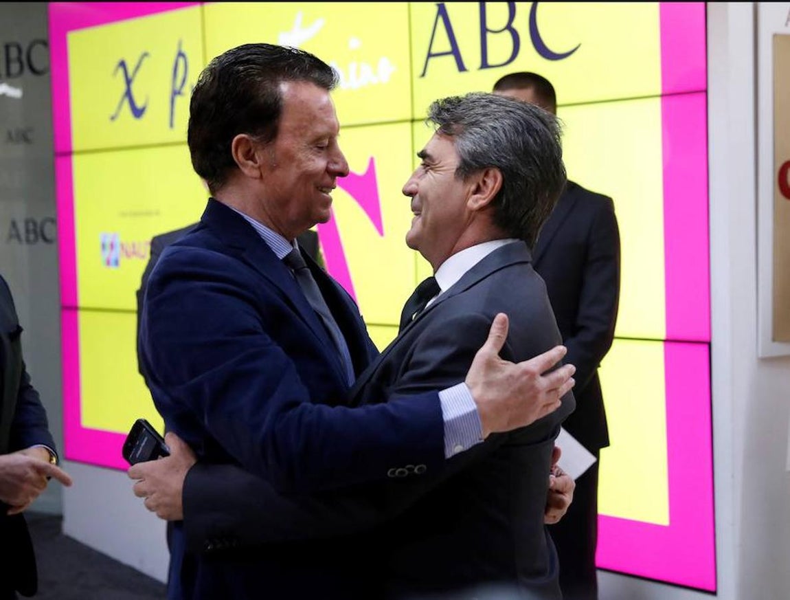 El torero Ortega Cano (izda) saluda al ganadero Victorino Martín (dcha). 