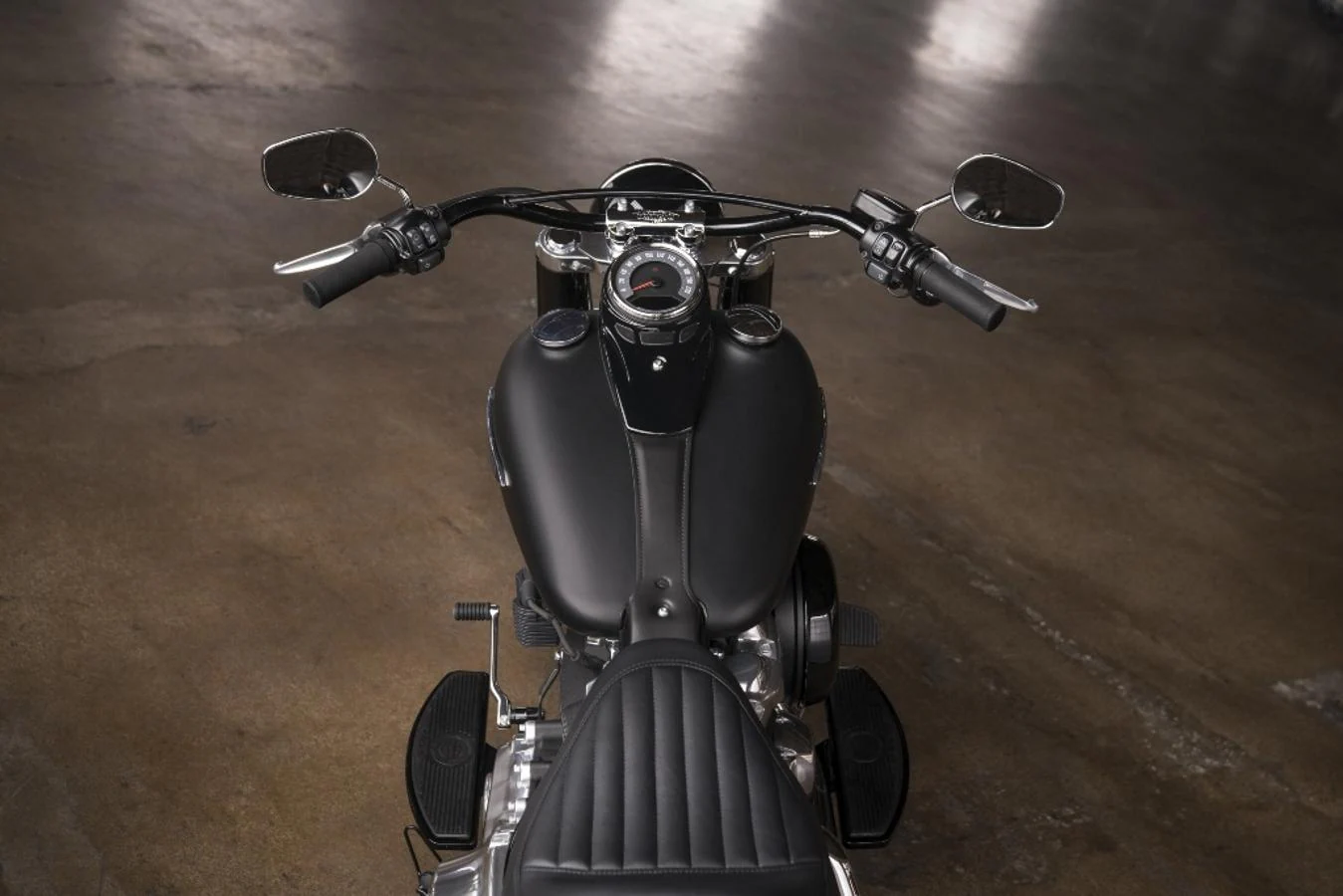 Harley-Davidson Softail Slim 2018. Una de las marcas más míticas y legendarias nos ha presentado una nueva variante de sus famosas Softail, en esta ocasión una versión Slim con detalles retro y lo mejor de estas conocidas motocicletas.