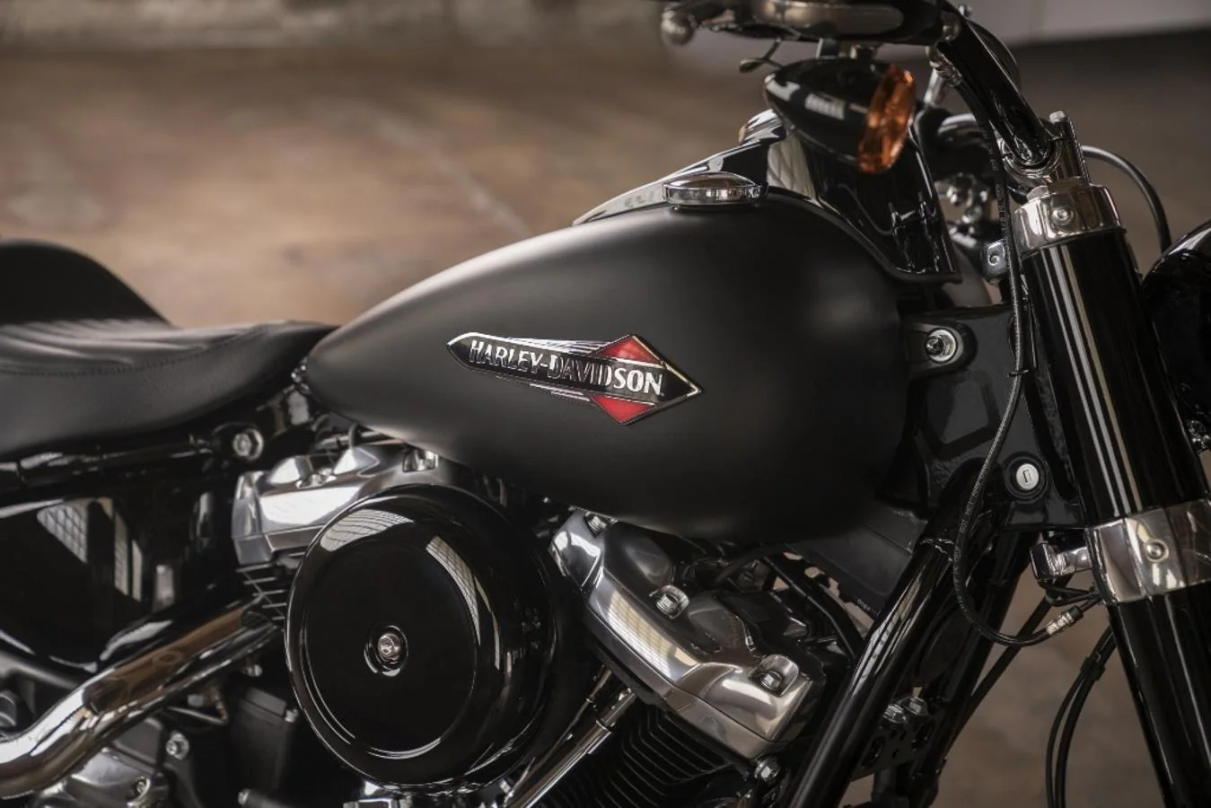 Harley-Davidson Softail Slim 2018. Otra de las novedades más importantes es el nuevo chasis tubular de acero al carbono. Un 34% más rígido y más ligero que los que usaba hasta la actualidad la marca americana. El precio de esta máquina de altos decibelios es de 21.450 €