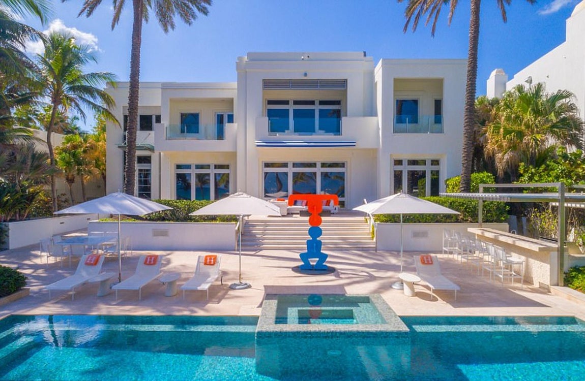Escultura. Frente a la enorme mansión y en el epicentro de un oasis lleno de palmeras, la protagonista es la escultura «Crobats», de Keith Haring.  y tumbonas de Richard Schultz para Knoll.