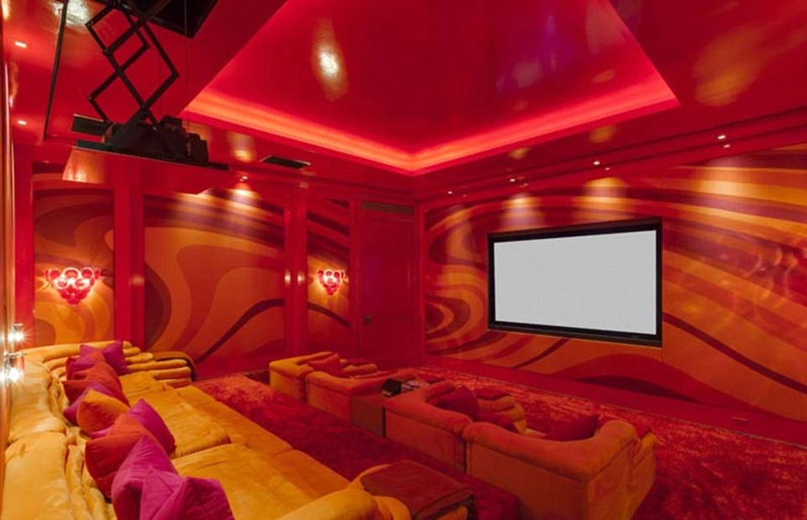 Sala de cine. Está decorada en tonos cálidos con estampado psicodélico, el protagonista es el color rojo. Tanto los motivos dibujados como los cómodos sofás están inspirados en la década de 1970. El mobiliario está pensado para la confortabilidad, ya que cuando no hubiese proyecciones, la sala se convertiría en un «chill our»