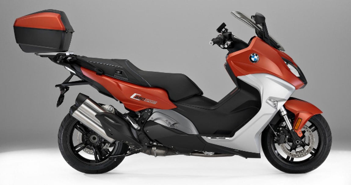 BMW C 650 Sport. La BMW C 650 Sport equipa un motor de dos cilindros equipado refrigerado por agua y con 4 válvulas por cilindro. Esta mecánica ofrece una potencia máxima de 60 CV a 7.500 rpm. Con este elenco motriz la renovada maxi scooter de BMW alcanza una velocidad máxima de 180 km/h. Las suspensiones también han recibido cambios, sobre todo en la parte delantera donde encontramos una horquilla invertida con barras de 40 mm de diámetro. Una solución enfocada para el confort en marcha y la efectividad en asfalto