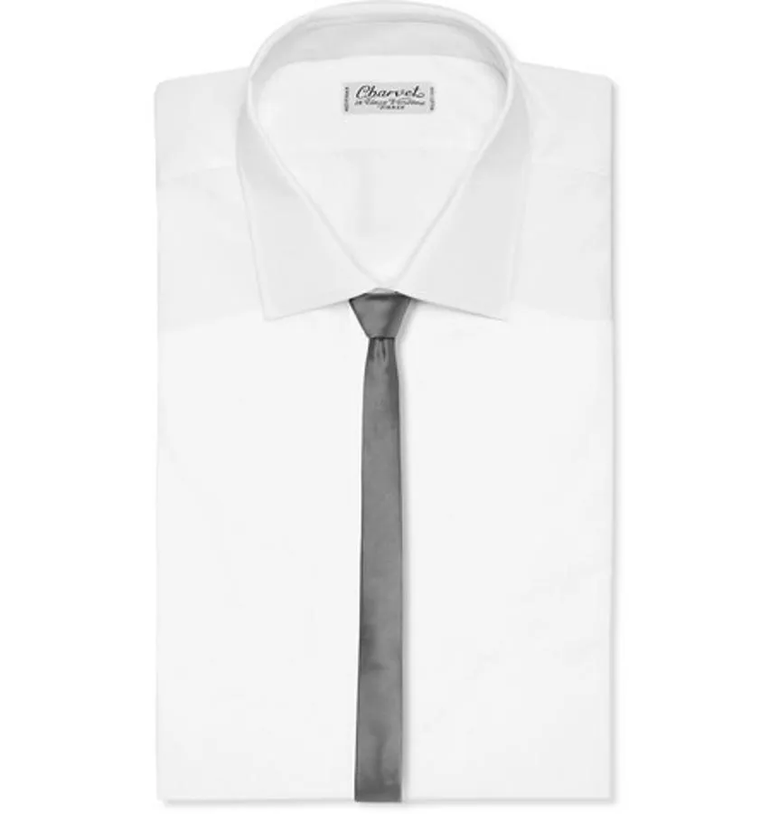 Corbata de Dolce &amp; Gabbana. De 4,5 cm de ancho, corbata de seda en color gris (Precio: 125 euros)