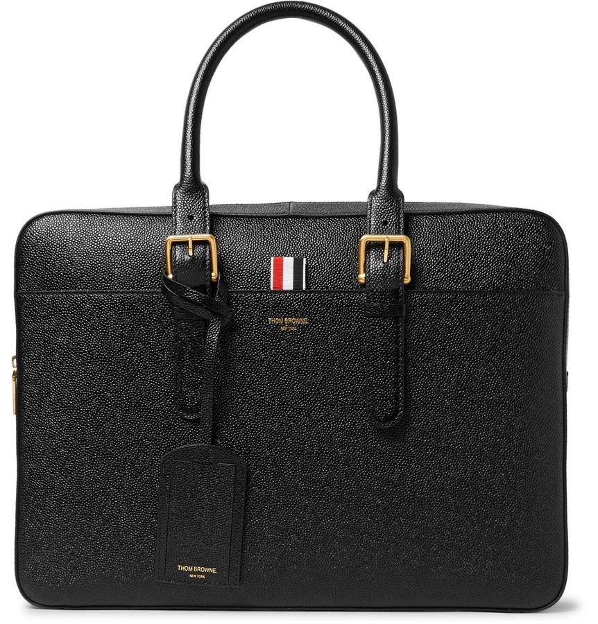 Maletín de Thom Browne. Realizado en piel, maletín de color negro de la firma Thom Browne. (Precio: 2.480 euros)