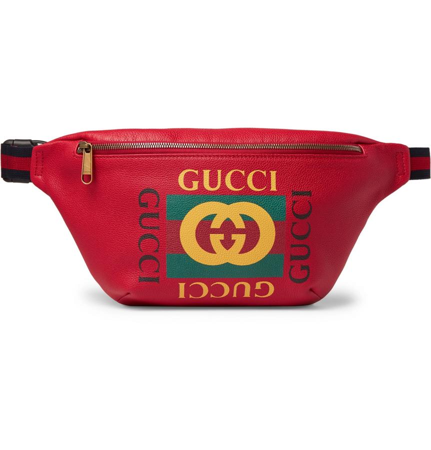 Riñonera de Gucci. Gucci es una de las firmas que más ha apostado por el regreso de este accesorio y lo eleva a la máxima potencia con este color rojo y su logo en grande (Precio: 980 euros)