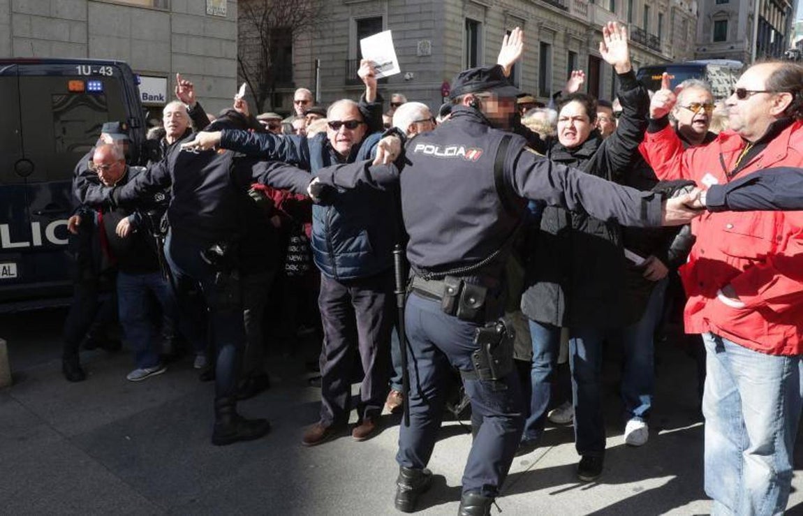 Los jubilados cortan el acceso al Congreso en su protesta por las pensiones