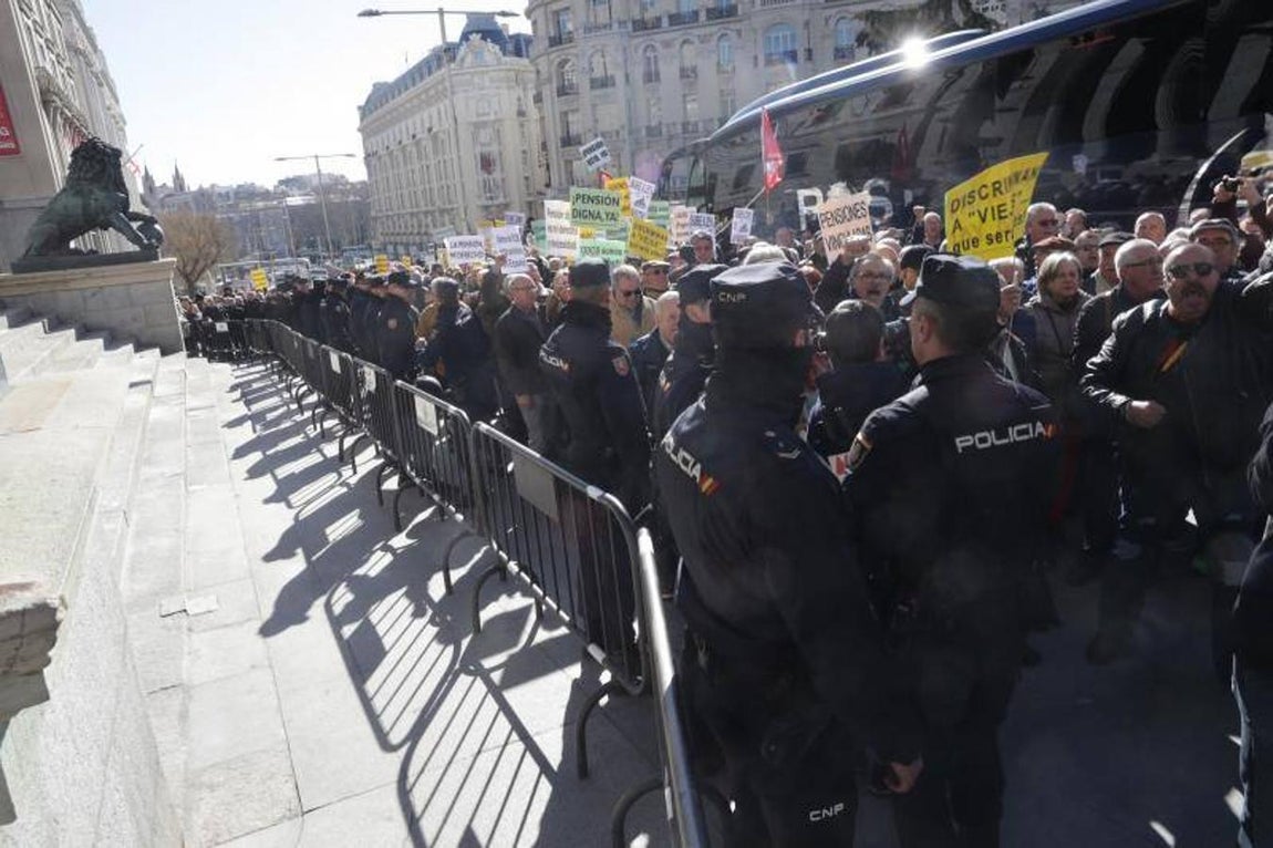 Los jubilados cortan el acceso al Congreso en su protesta por las pensiones