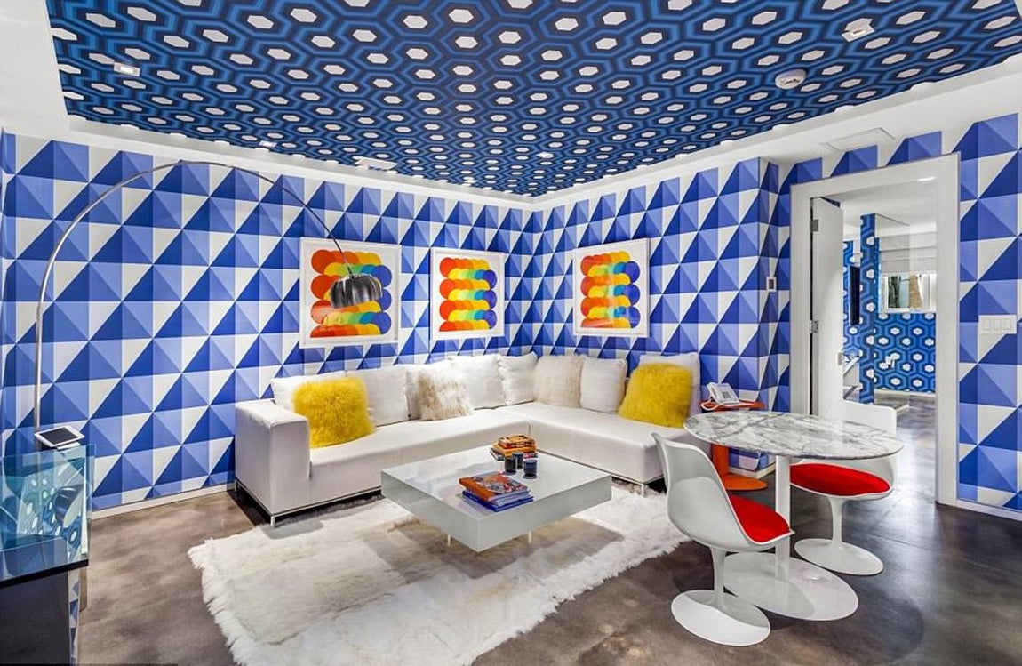 Sala de estar. El empapelado de la pared es de apex, se enfrenta al de techo, «hicks’ grand», de Cole &amp; Son. Los dibujos esteorográficos son creación de  Herbert Bayer, con  una fuerte inspiración en los años 60'. Las sillas «tulip» son obra de Eero Saarinen