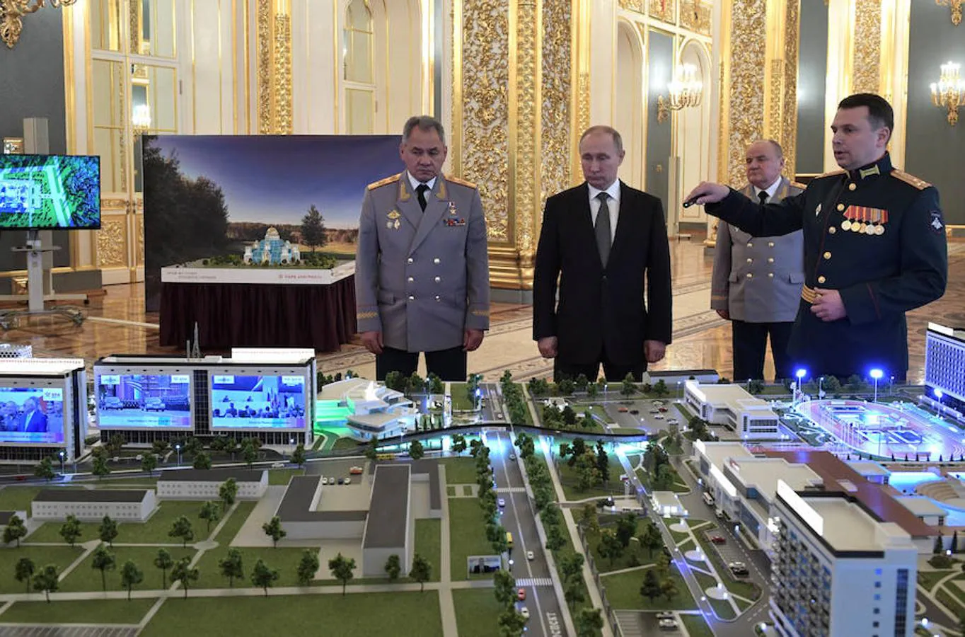Rusia celebra la fiesta del Defensor de la Patria. El presidente Vladimir Putin (dcha) junto al ministro de Defensa Sergey Shoygu (izda) atienden e las explicaciones sobre un nuevo centro de tecnología militar.