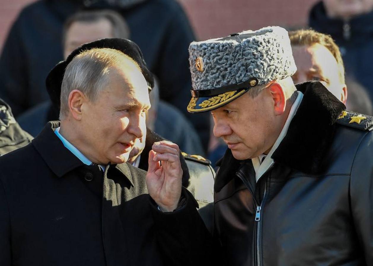 Rusia celebra la fiesta del Defensor de la Patria. El presidente Vladimir Putin (izda)  conversa con el ministro de Defensa Sergey Shoygu (dcha)