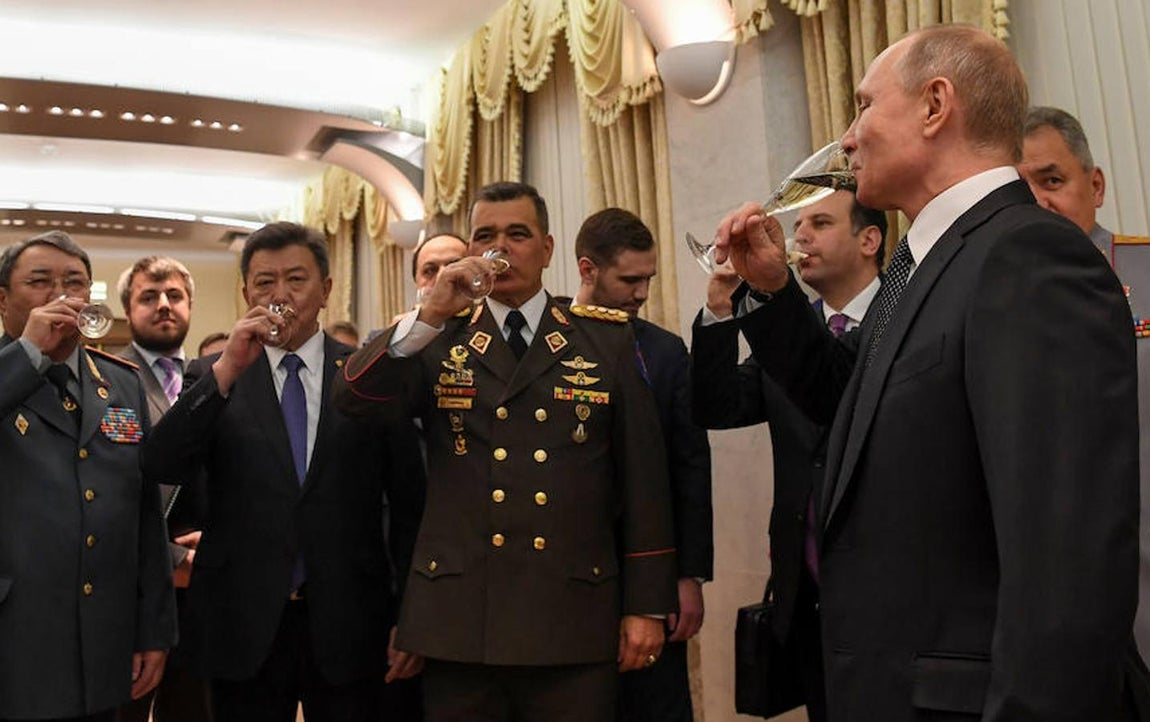 Rusia celebra la fiesta del Defensor de la Patria. El presidente de Rusia  (dcha) brinda con miembros de delegaciones extranjeras durante una ceremonia de entrega de medallas al heroísmo celebrada en el Kremlin.