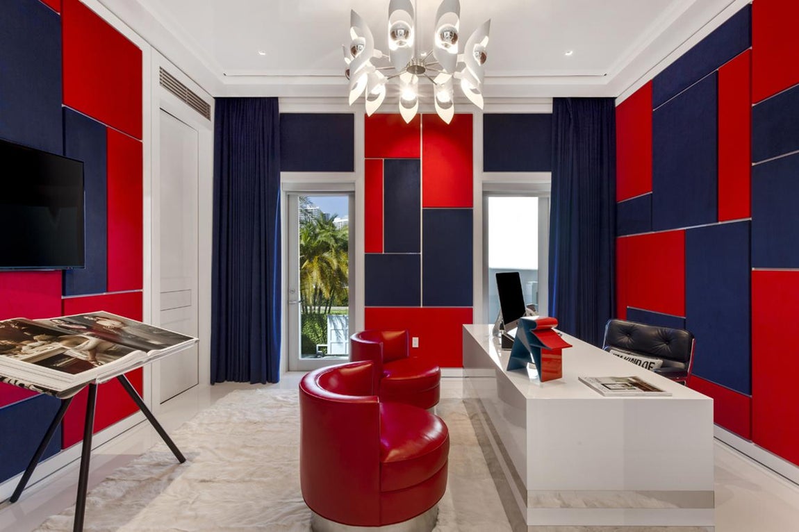Oficina. En su cuarto de trabajo, Tommy Hilfiger necesitaba sus tonos de cabecera: el azul y el rojo que convirtió en colores corporativos. La estancia está forrada en tela de gamuza azul y roja y la composición es obra de Robert Allen y Kravet