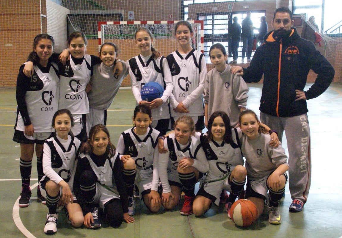 Las mejores imágenes del encuentro de baloncesto alevín femenino entre COIN &quot;A&quot; y Sagrada Familia Jorge Juan