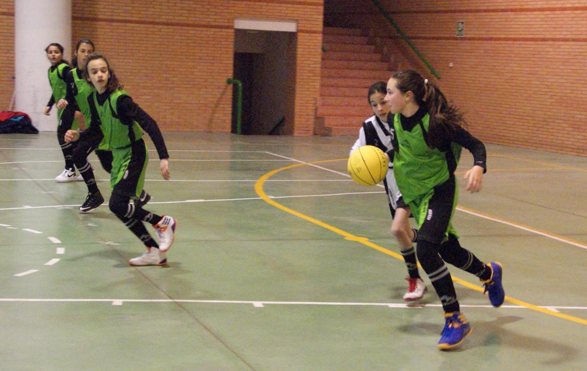 Las mejores imágenes del encuentro de baloncesto alevín femenino entre COIN &quot;A&quot; y Sagrada Familia Jorge Juan