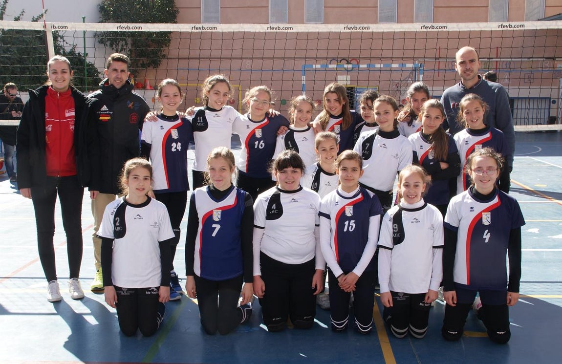 Las mejores imágenes del partido de voleibol alevín entre San Eulogio y Saint Louis des Français &quot;A&quot;