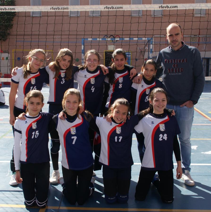 Las mejores imágenes del partido de voleibol alevín entre San Eulogio y Saint Louis des Français &quot;A&quot;