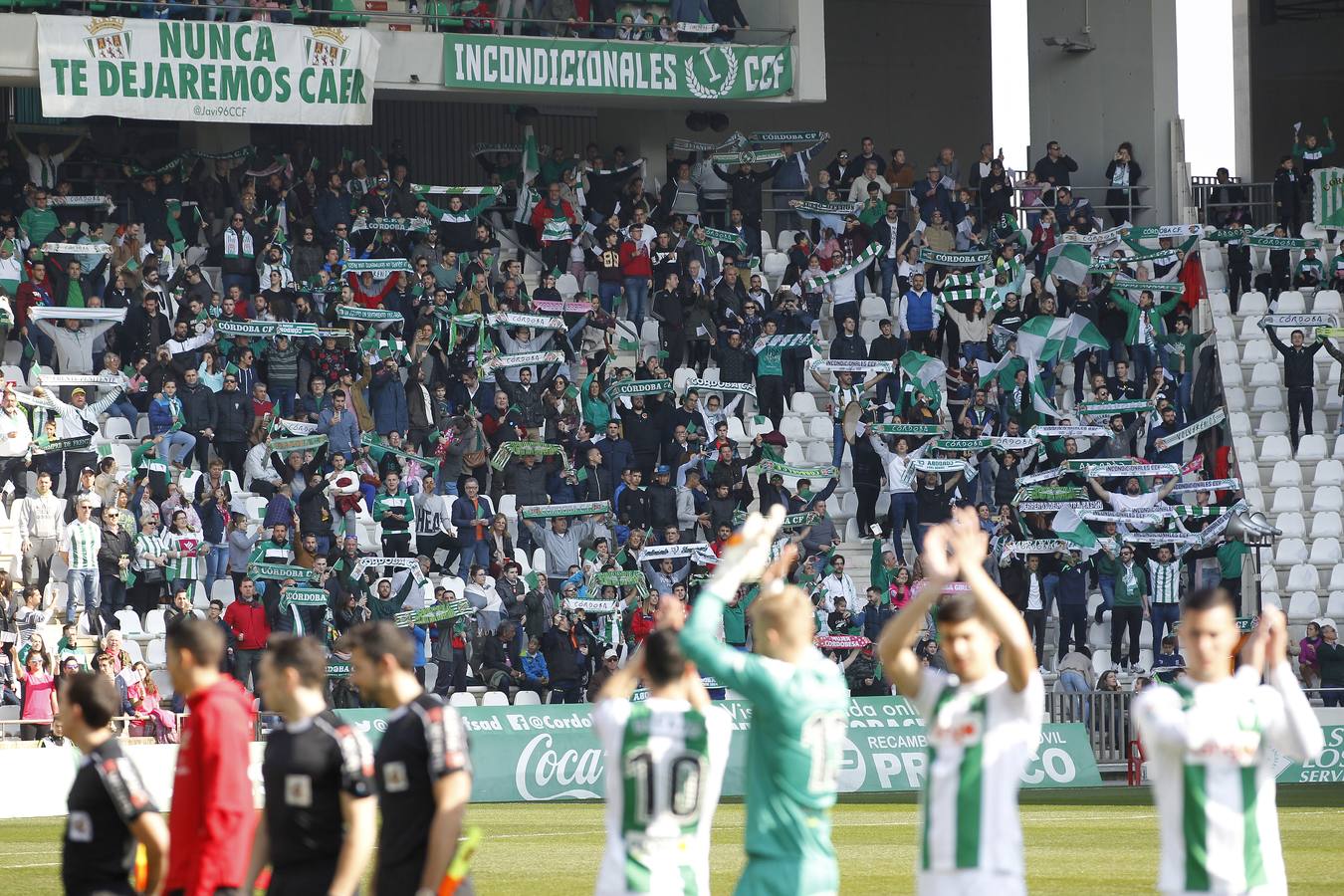 El ambiente en las gradas de El Arcángel, en imágenes