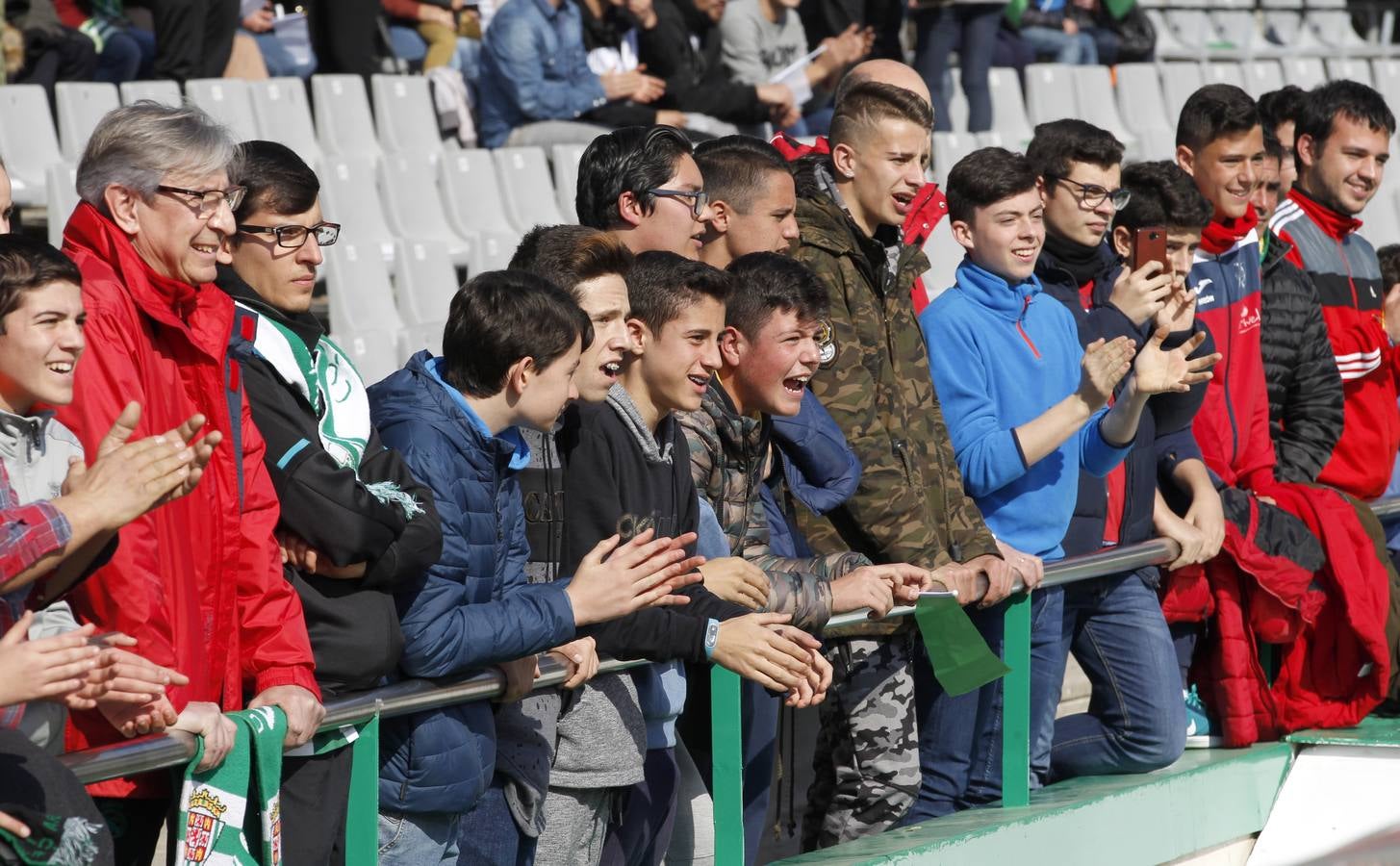 El ambiente en las gradas de El Arcángel, en imágenes