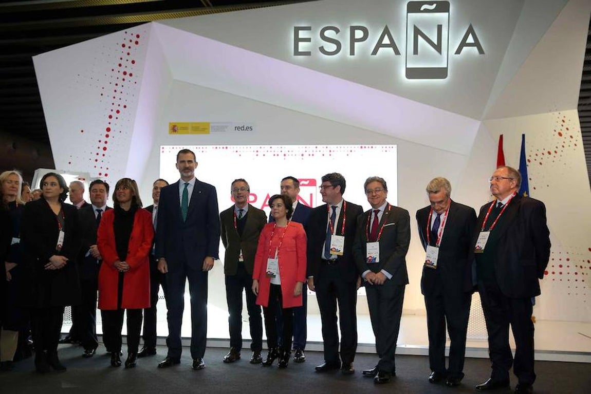 El Rey Felipe, junto al resto de autoridades, visita el pabellón de España durante la inauguración del MWC. 