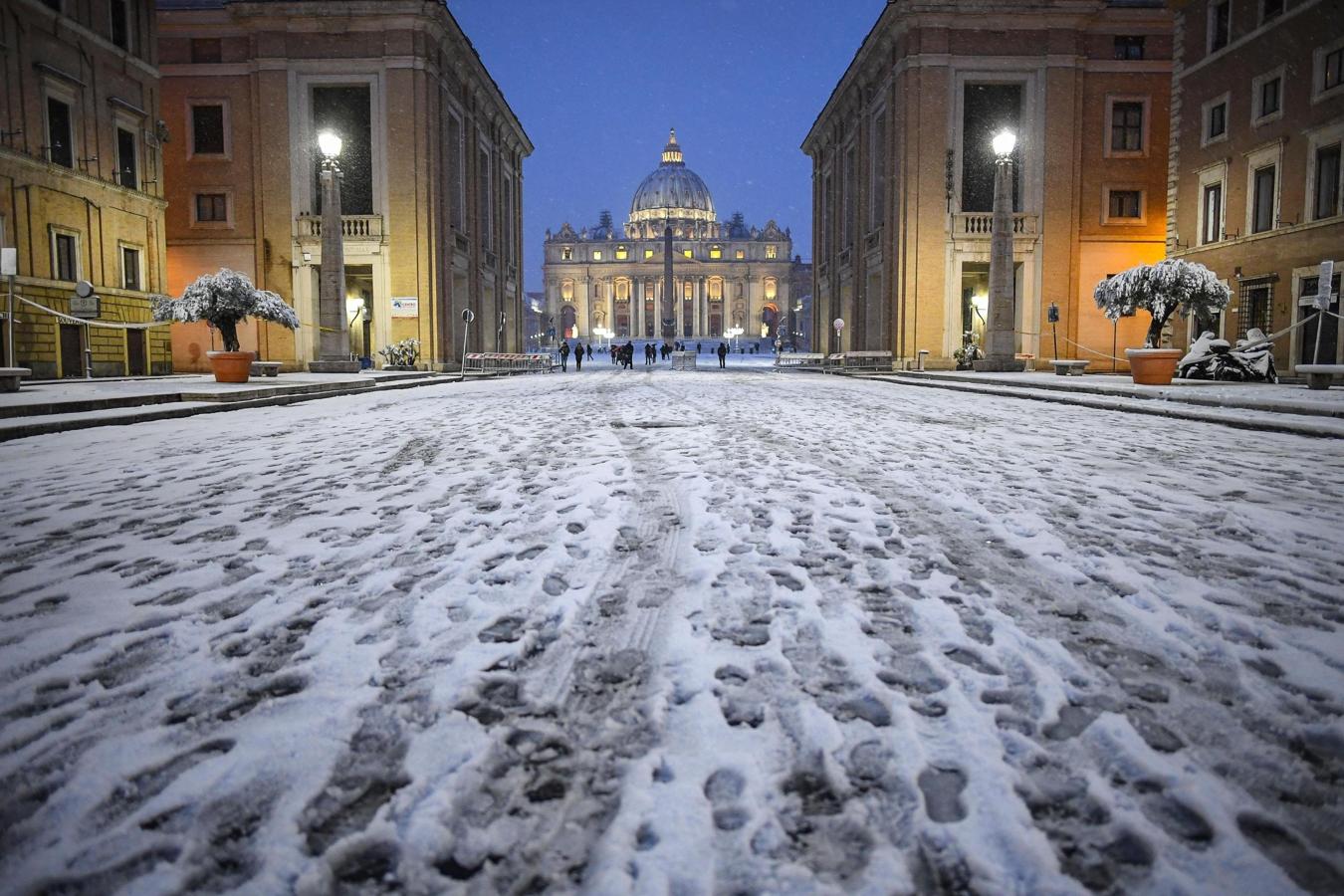 La Via della Conciliazione cubierta por la nieve en el Vaticano. 