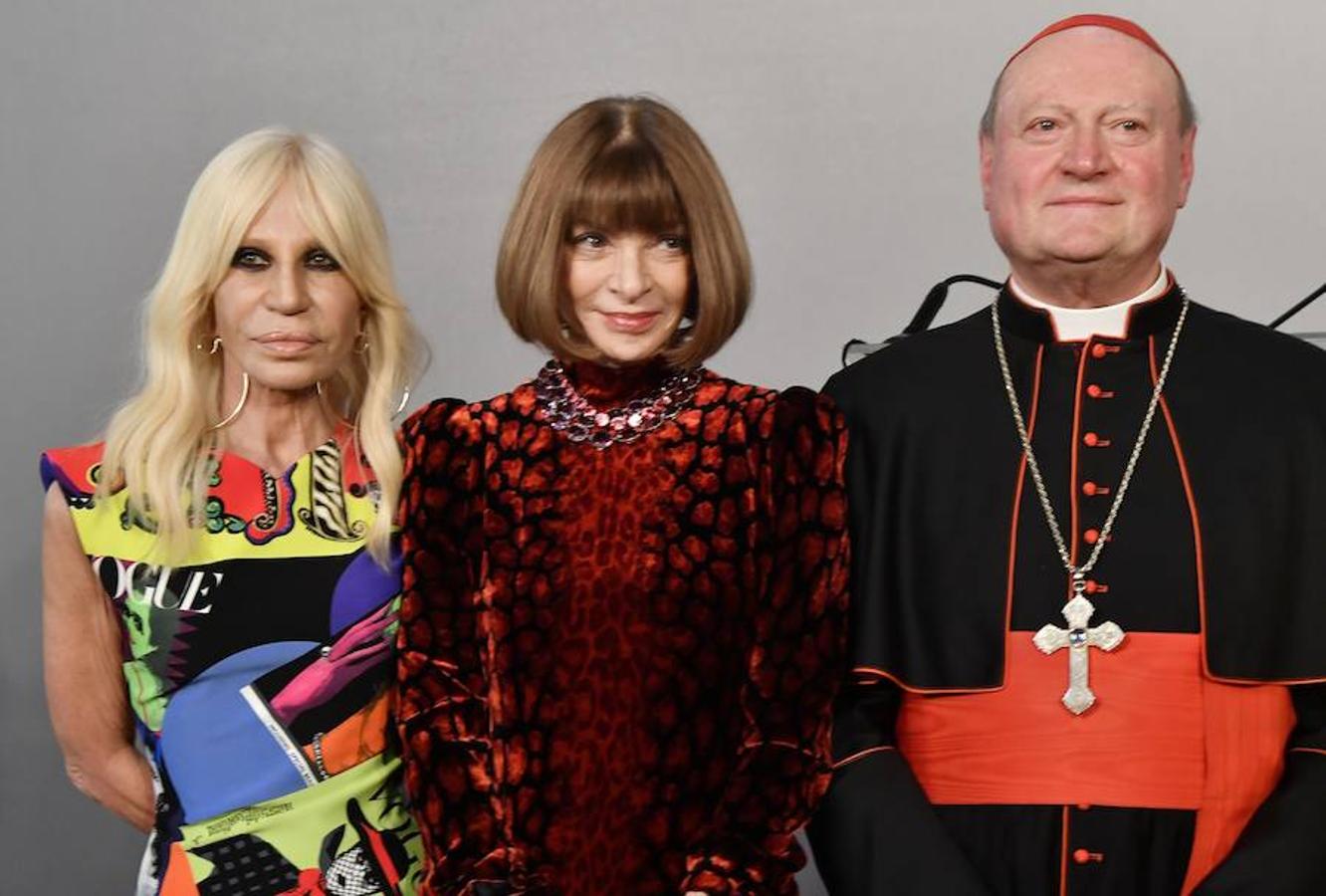 Anna Wintour y Donatella Versace se alían con el Vaticano para mostrar la influencia católica en la moda. 