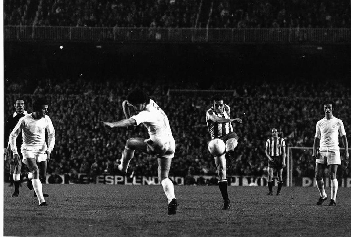 Quini trata de disparar a portería ante la mirada de un joven Vicente del Bosque. 