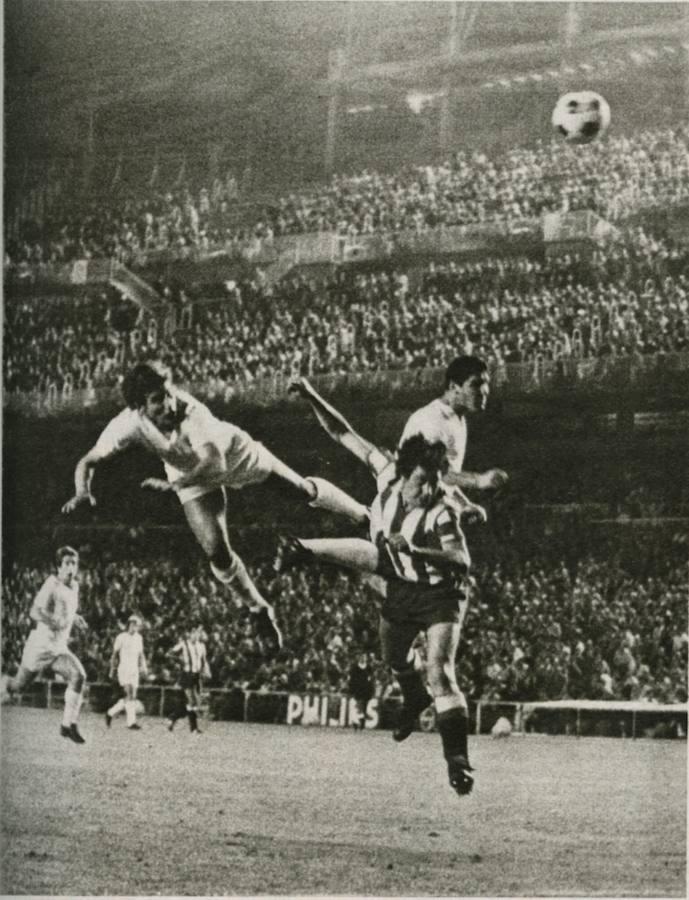 Espectacular salto de Quini en el Bernabéu ante el Real Madrid. 