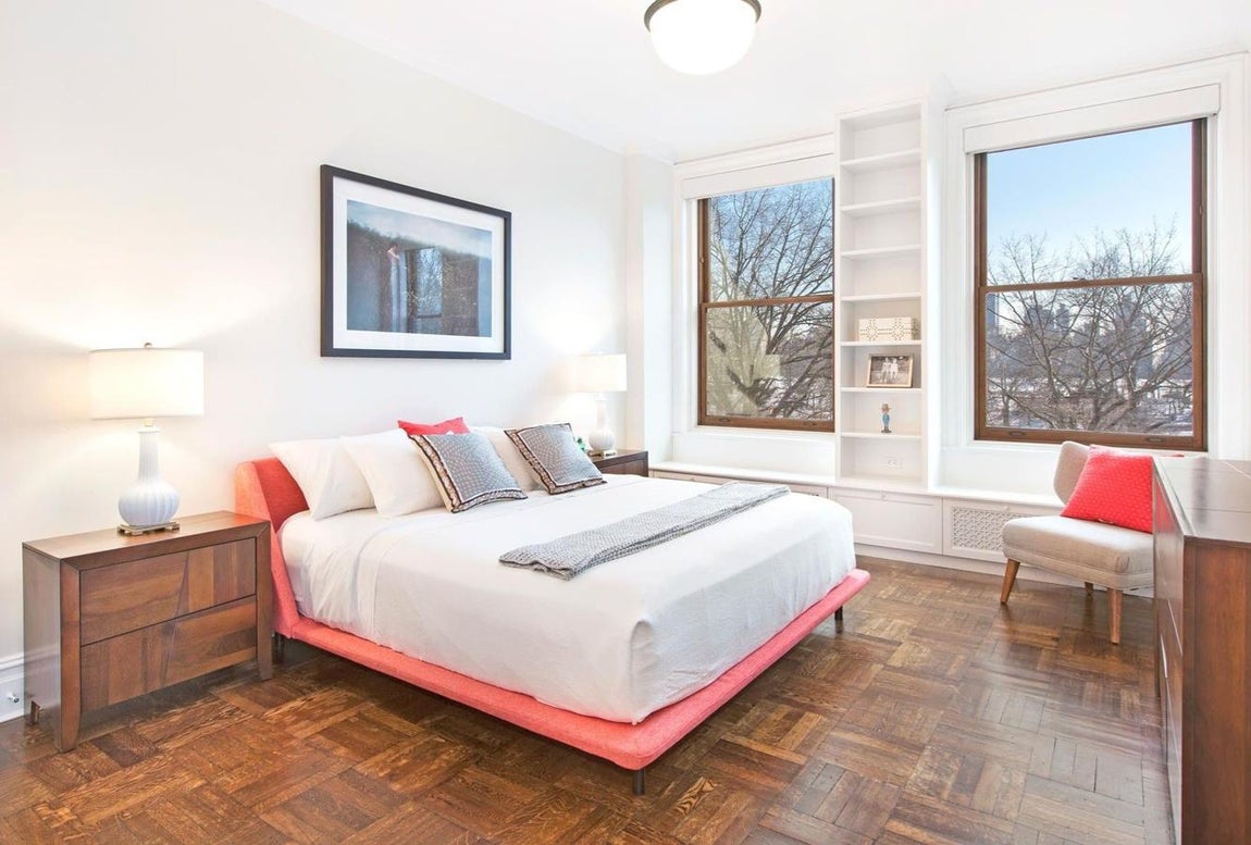 Seis dormitorios. La vivienda cuenta con los dormitorios suficientes para albergar a la gran familia del actor, que tuvo a sus tres hijos mayores con la también actriz Demi Moore. Tras su divorcio en el año 2000 contrajo matrimonio con Hemming, que lo convirtió en padre de otros dos retoños