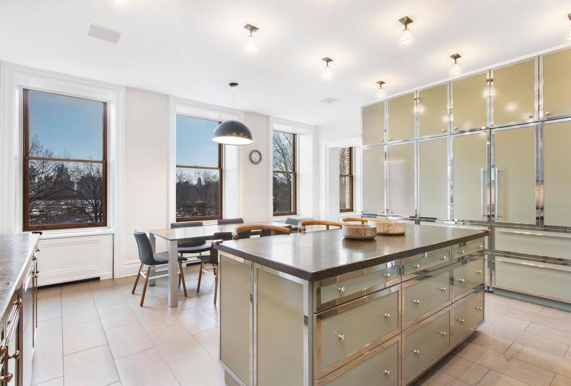 Cocina. La estancia es una de las más amplias de la vivienda, tiene tanto barra de desayuno como mesa de comedor. Las vistas también son un importante factor en esta estancia, mientras los inquilinos comen pueden onservar Manhattan en todo su esplendor