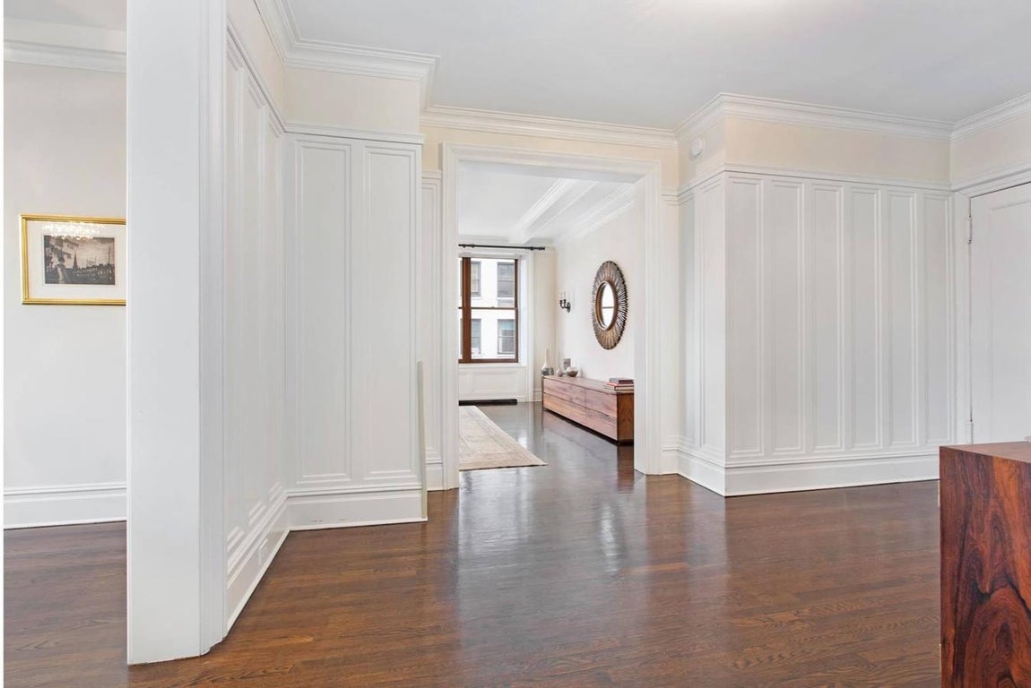 Edificio histórico. El bloque se construyó en 1913, era la sede de una antigua cooperativa. Hoy en día está totalmente reformado, se convirtió en un rascacielos de 26 plantas, la mayoría de ellas son viviendas de lujo