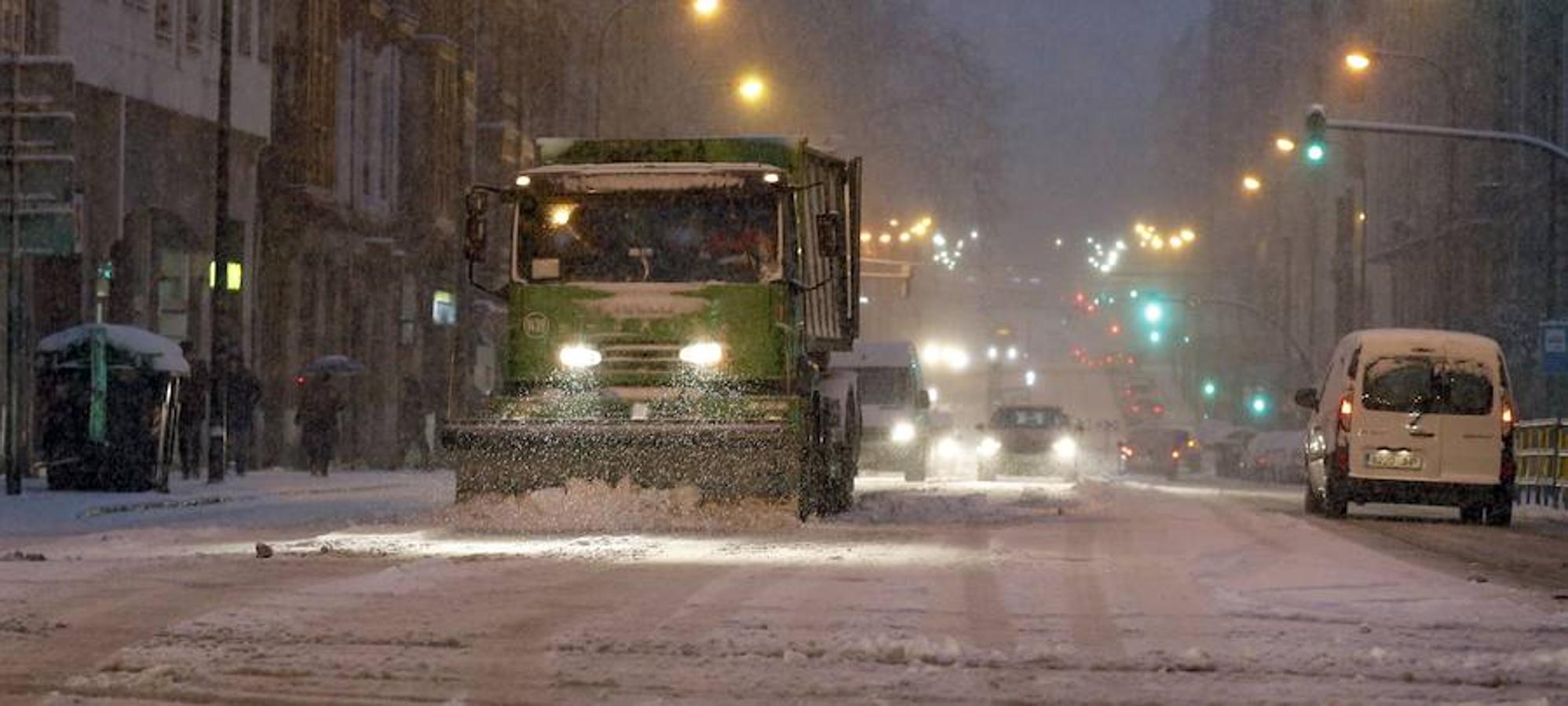 Máquinas quita nieves en la calle Autonomía en la capital vizcaína. 
