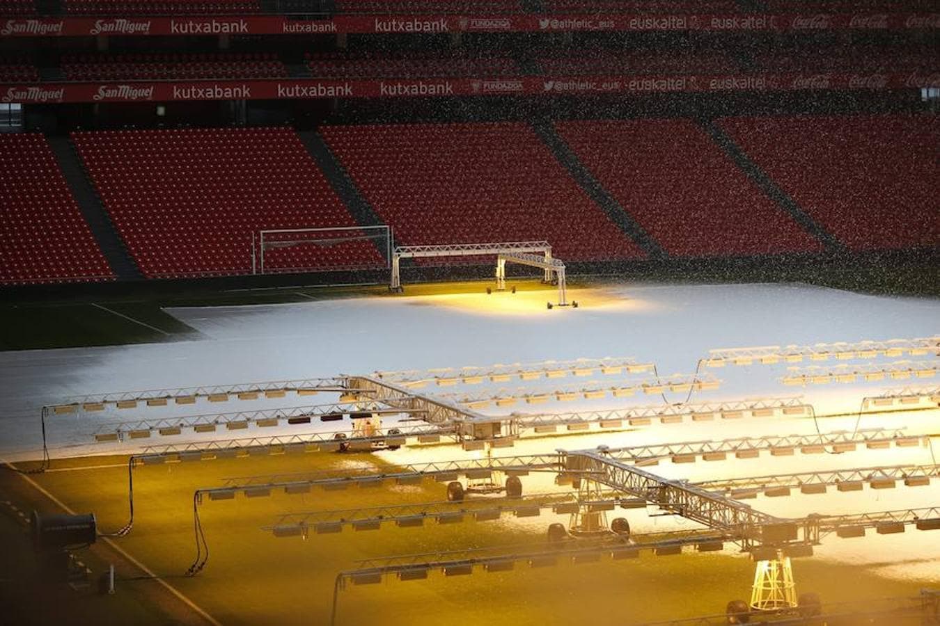 Lámparas de calor derriten la nieve de San Mamés, donde esta parte el Athletic se enfrentará al Valencia. 