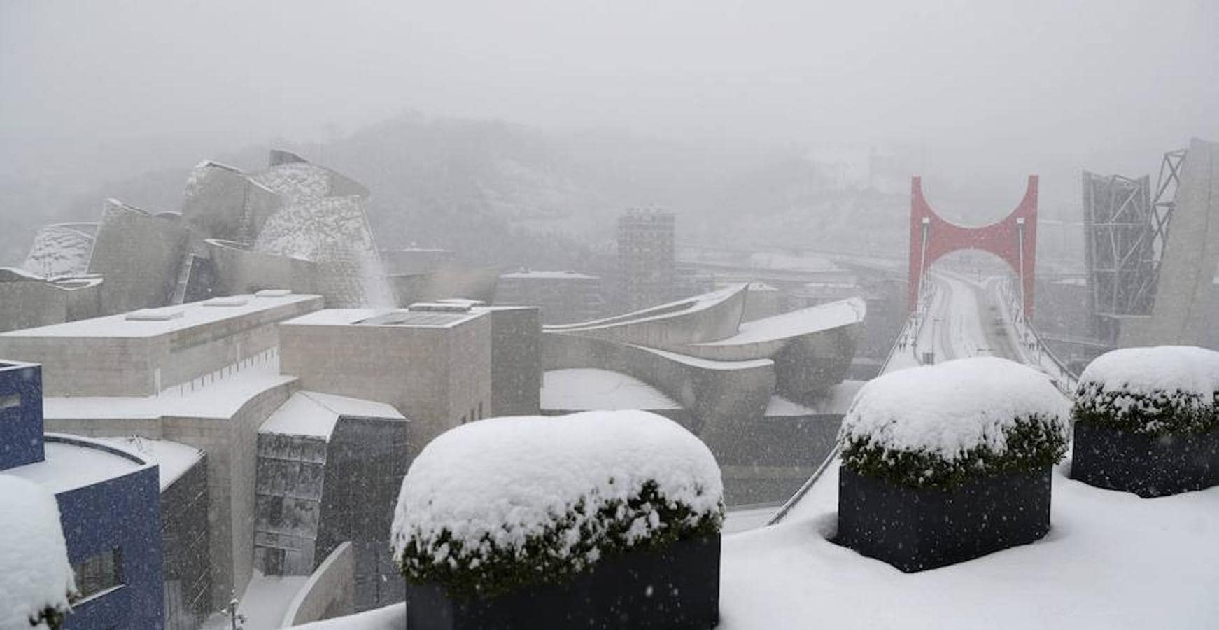 Al fondo, el museo Guggenheim encapotado por la nieve. 