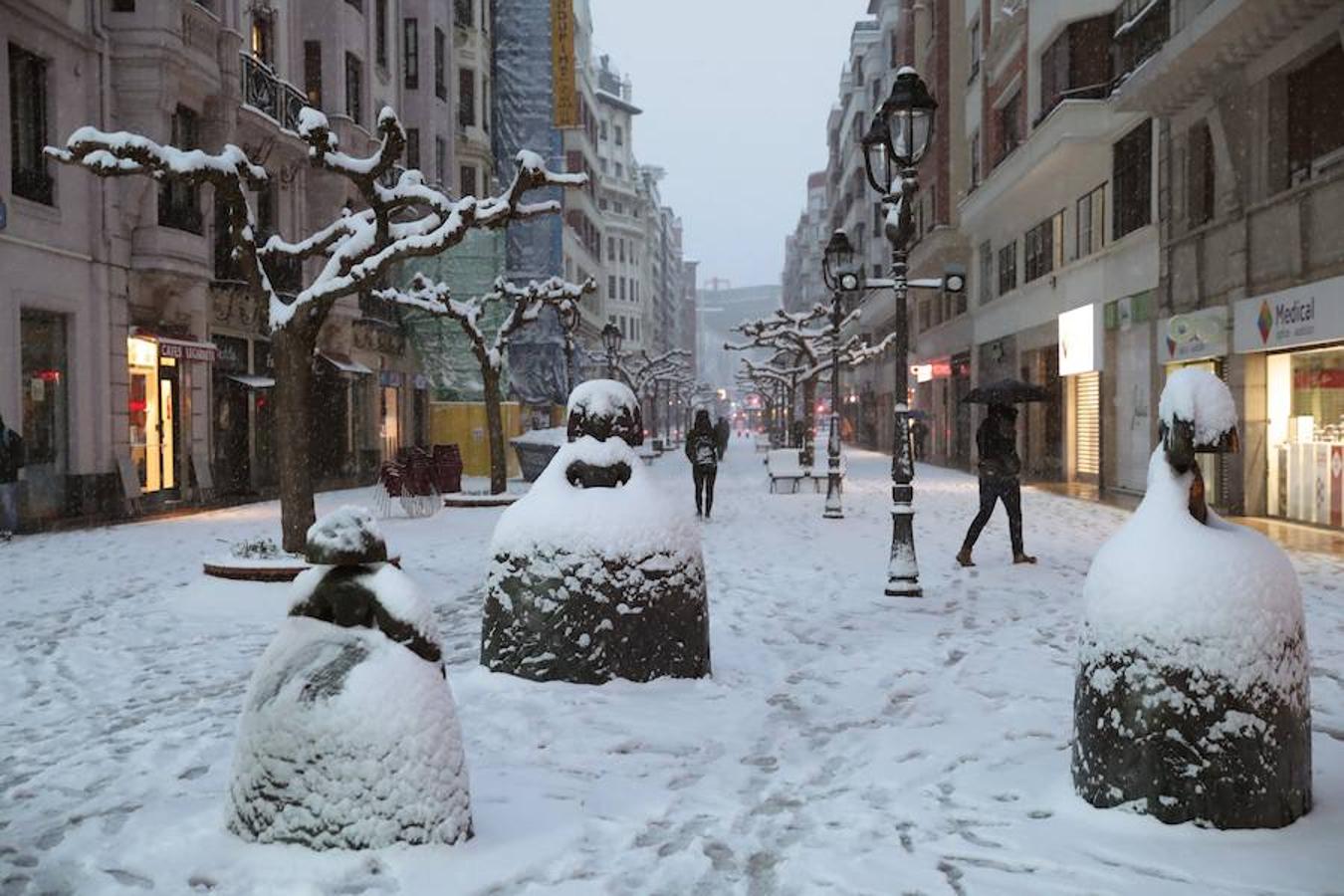 Una densa capa de nieve cubre Bilbao