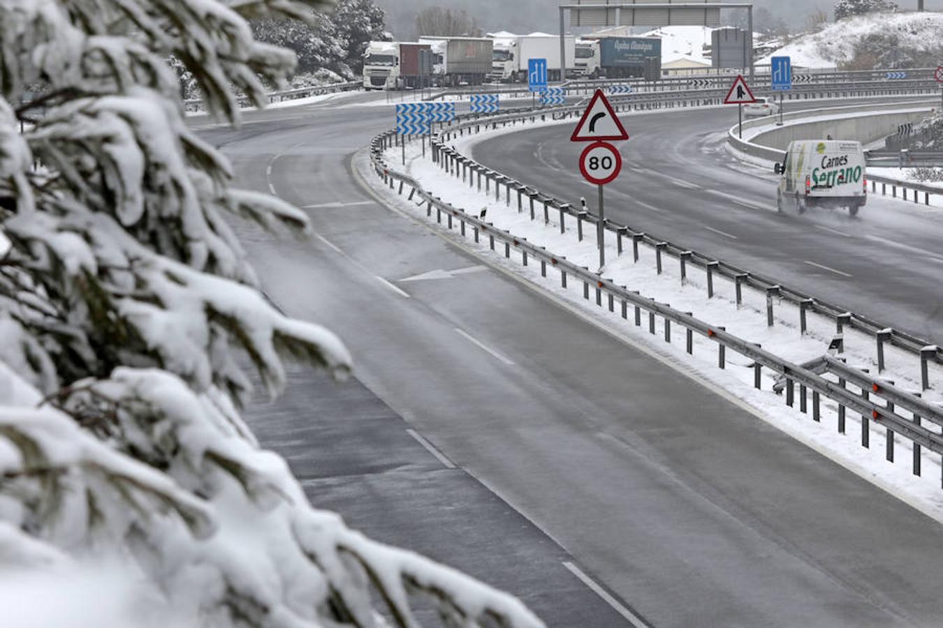 Cataluña se tiñe de blanco con la mayor nevada del invierno