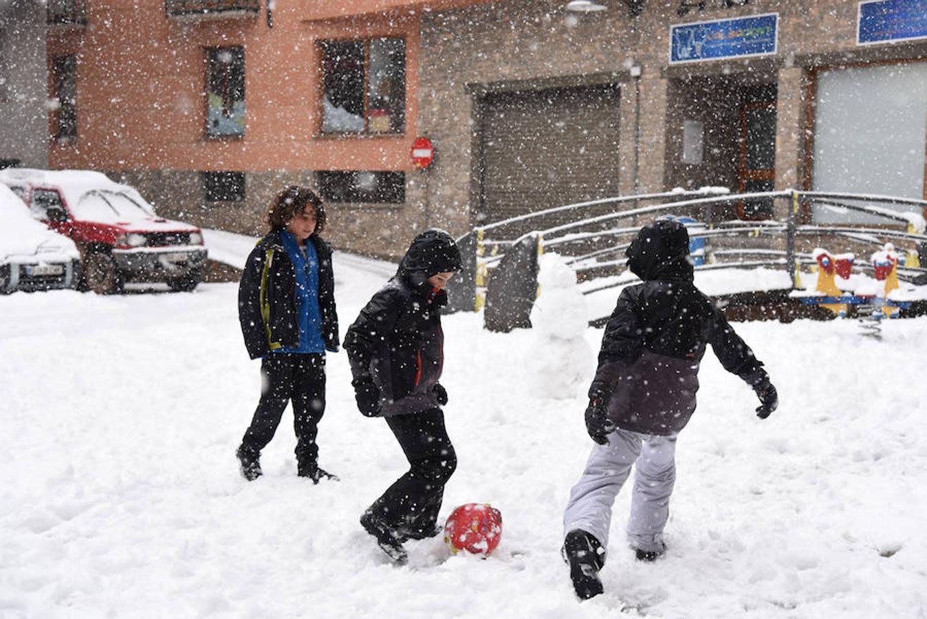 Cataluña se tiñe de blanco con la mayor nevada del invierno