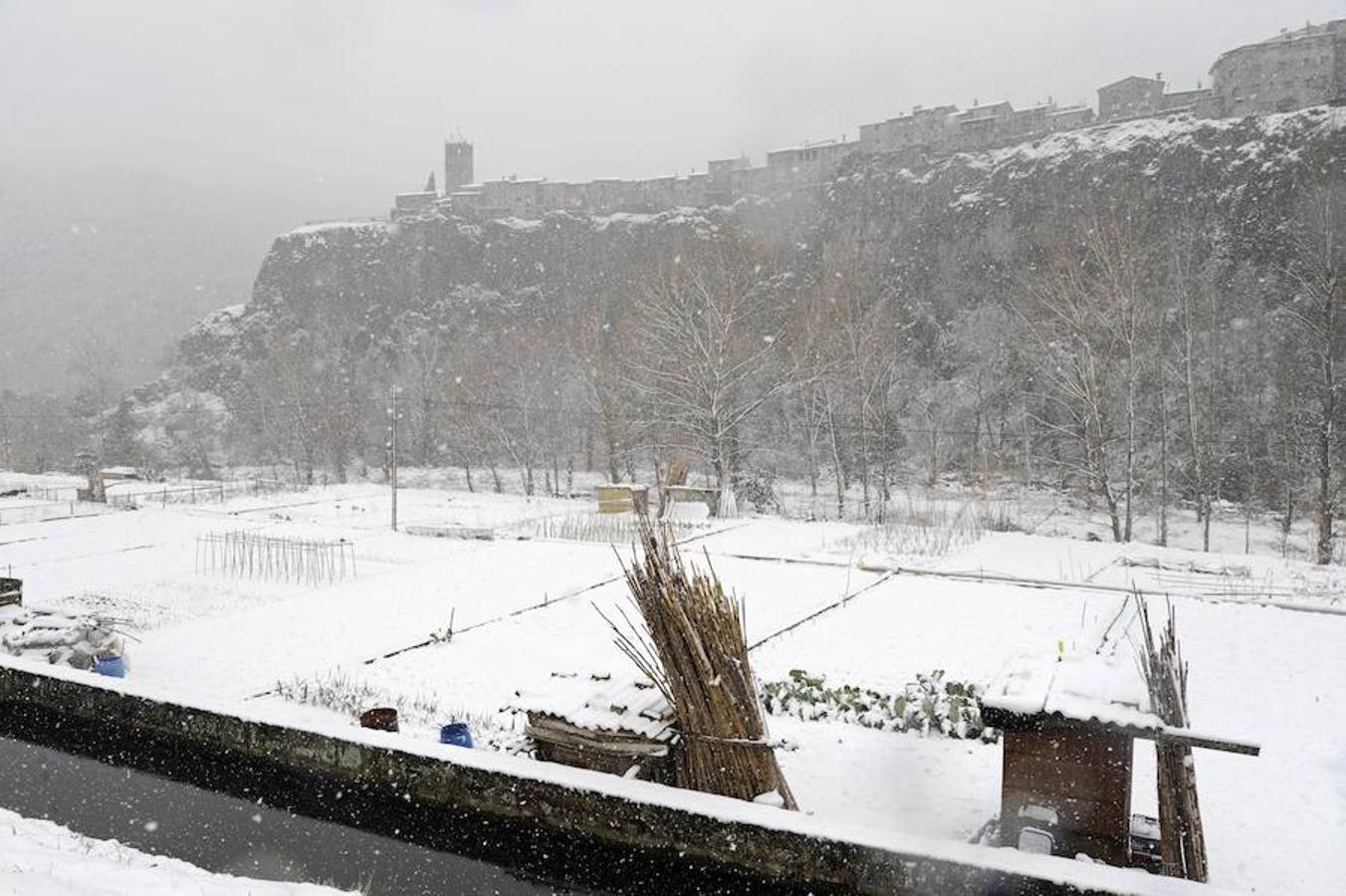 Cataluña se tiñe de blanco con la mayor nevada del invierno