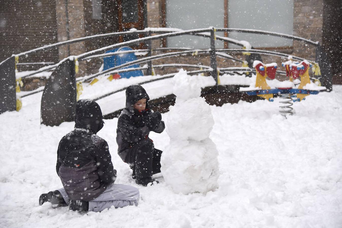 Cataluña se tiñe de blanco con la mayor nevada del invierno