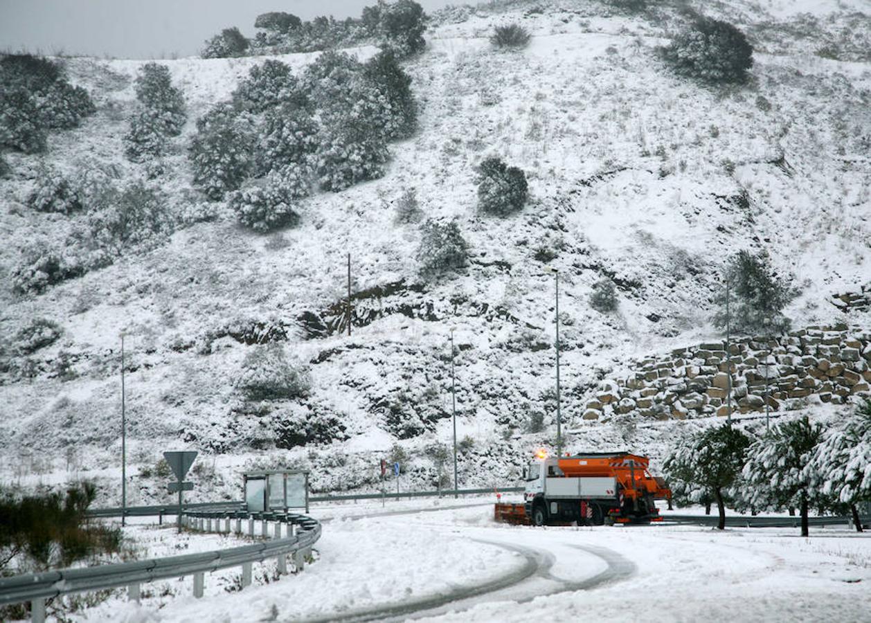 Cataluña se tiñe de blanco con la mayor nevada del invierno